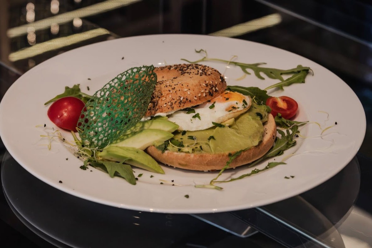 Bagel with egg, avocado and rocket